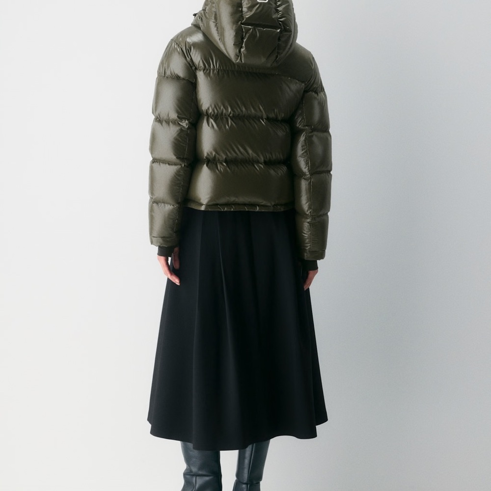 Aritzia THE SUPER PUFF™ Shorty - Hi-Gloss - Picture 5 of 9